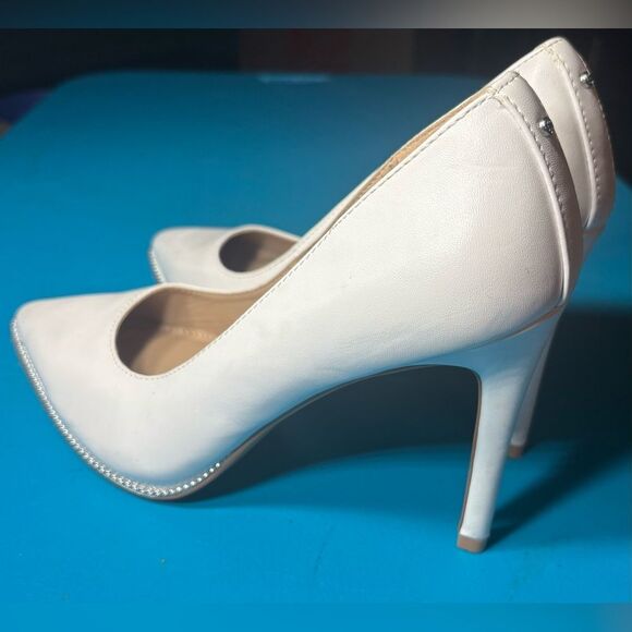 BCBGeneration Hallix Chain Detail Pumps Shoes White & Silver Womens Size 7.5 EPC - Picture 6 of 11